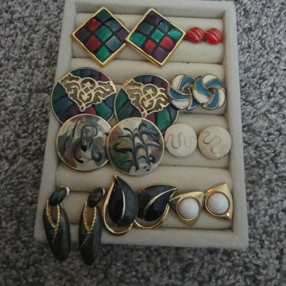9 pairs of Womans vintage earrings - Picture 1 of 1